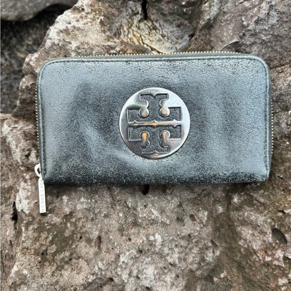 Tory Burch Handbags - Tory Burch FAIR CONDITION Amanda Black Leather Zip Around Wallet Silver Logo